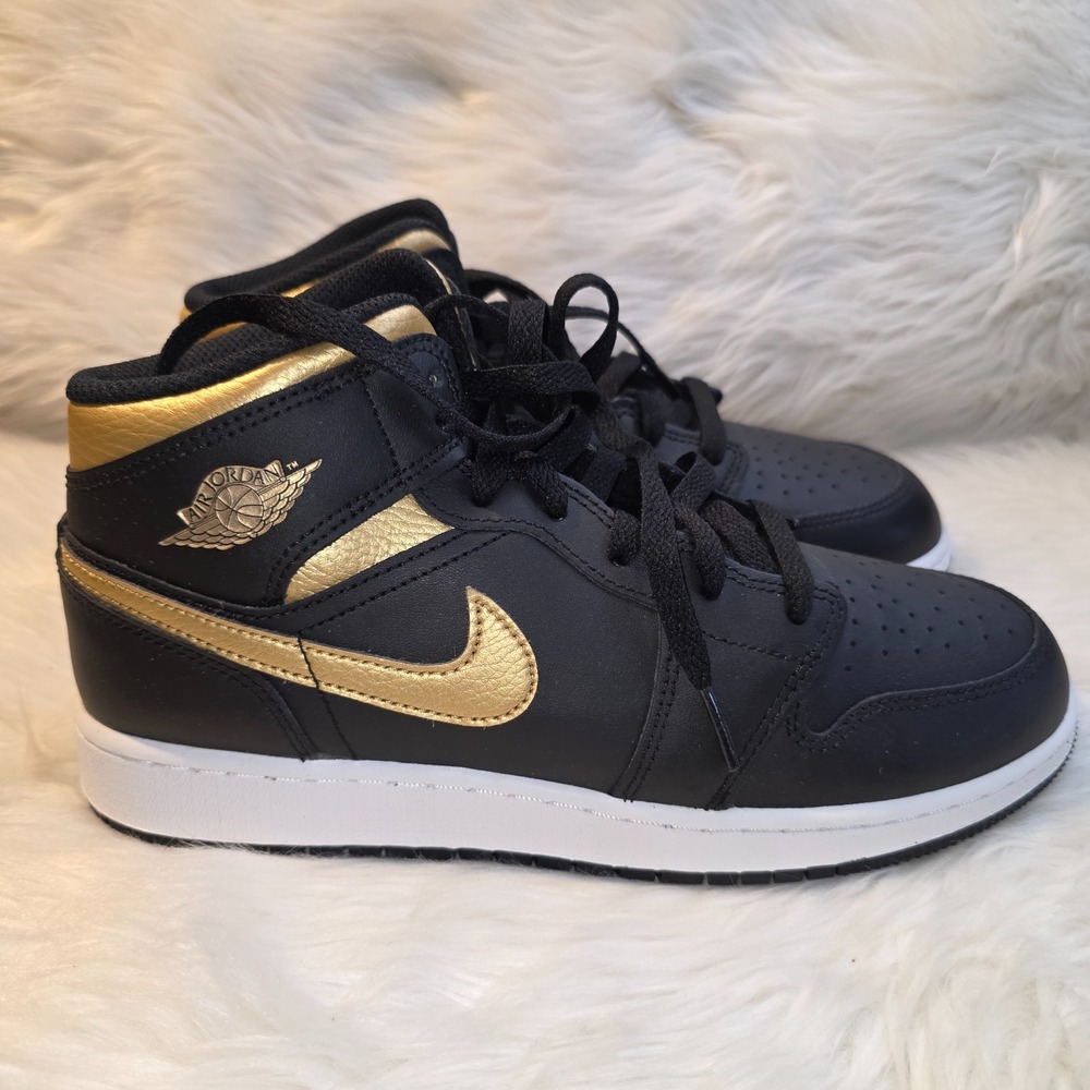 Air Jordan 1 Mid – Youth 7Y / Women's 8.5 — Black/Metallic Gold DQ8423-071
